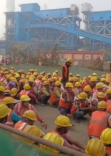 12 घंटे काम के विरोध में श्रमिकों का हंगामा प्रबंधन के आश्वासन पर शांत हुआ विवाद।