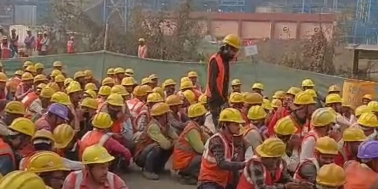 12 घंटे काम के विरोध में श्रमिकों का हंगामा प्रबंधन के आश्वासन पर शांत हुआ विवाद।