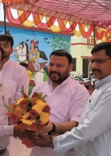 विद्यालयों के विकास पर मंथन, ग्राम प्रधानों का सम्मान कर शिक्षा सुधार की अपील।।