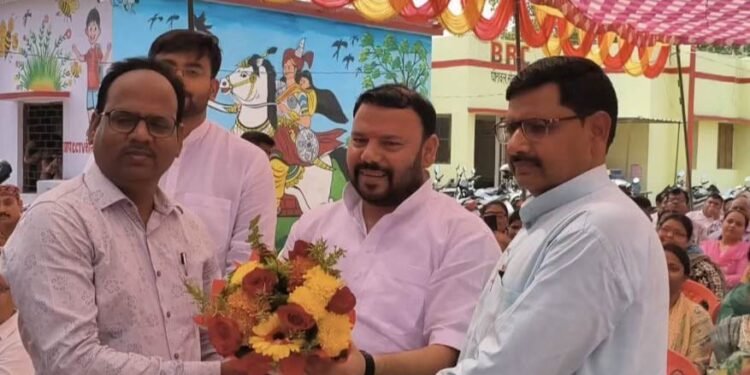 विद्यालयों के विकास पर मंथन, ग्राम प्रधानों का सम्मान कर शिक्षा सुधार की अपील।।