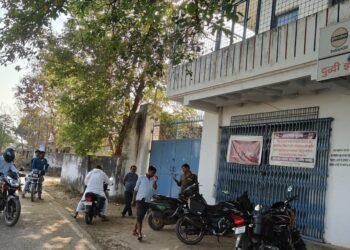 गैस सिलेंडर लेने को गैस एजेंसी एवं ग्राहक सेवा केंद्र पर उमड रही भीड़।