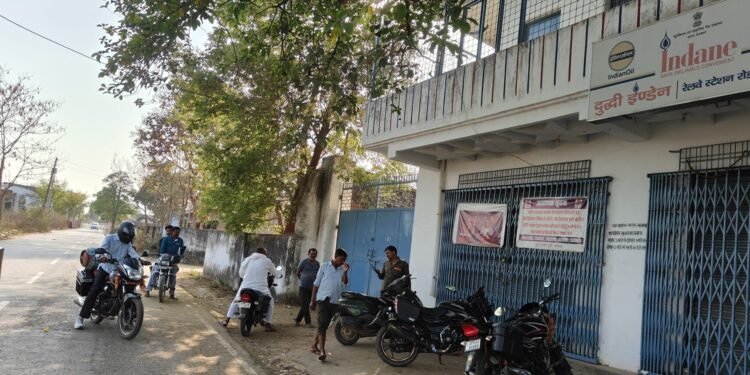 गैस सिलेंडर लेने को गैस एजेंसी एवं ग्राहक सेवा केंद्र पर उमड रही भीड़।