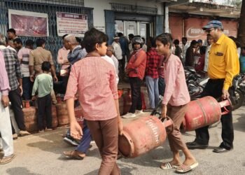 गैस सिलेंडर लेने को दूधी इंडियन गैस पर लगी लंबी कतार,