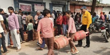 गैस सिलेंडर लेने को दूधी इंडियन गैस पर लगी लंबी कतार,
