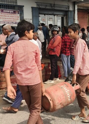 गैस सिलेंडर लेने को दूधी इंडियन गैस पर लगी लंबी कतार,