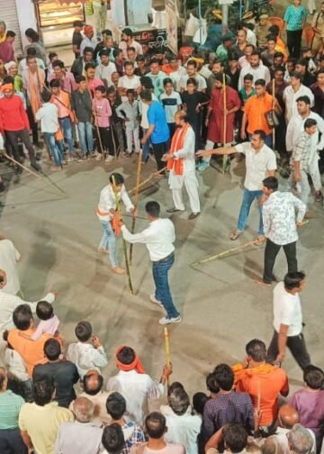 एक्कम के जुलूस में युवाओं ने किया हैरतअंगेज युद्ध कलाओं का प्रदर्शन।