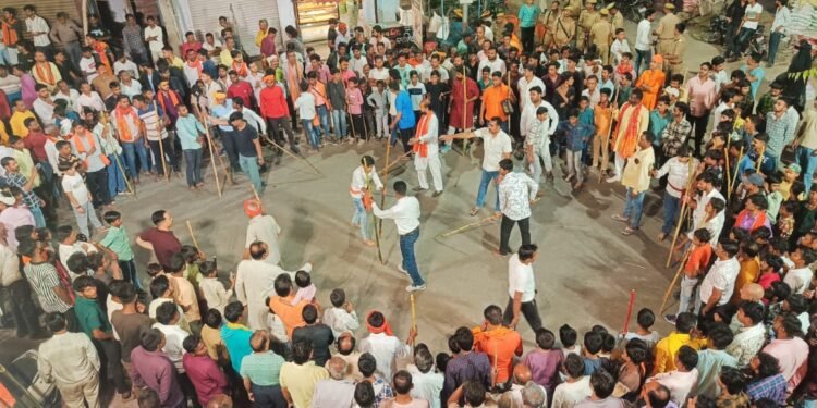 एक्कम के जुलूस में युवाओं ने किया हैरतअंगेज युद्ध कलाओं का प्रदर्शन।