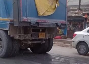 राख परिवहन में बड़ी लापरवाही, सड़कों पर फैल रहा कीचड़, हादसों का बढ़ा खतरा।