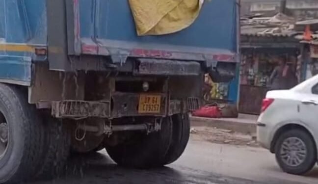 राख परिवहन में बड़ी लापरवाही, सड़कों पर फैल रहा कीचड़, हादसों का बढ़ा खतरा।