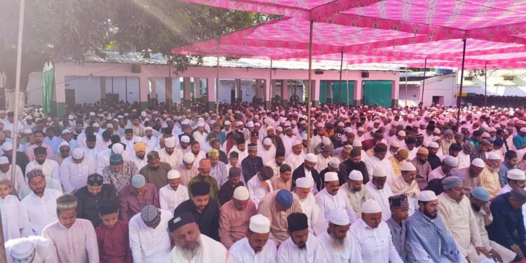 पूरे एहतराम के साथ अदा की गई ईद की नमाज़।