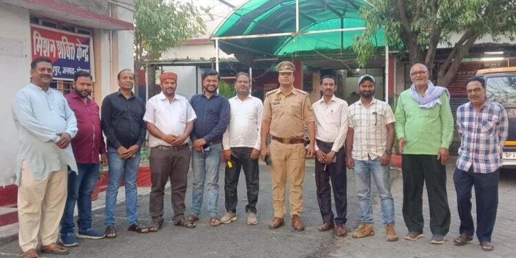 थानाध्यक्ष ने कार्यभार संभालते ही पत्रकारों से की मुलाक़ात।