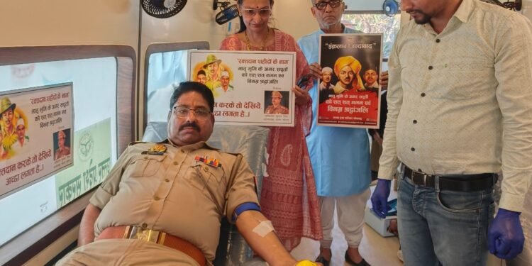 रक्तदान कर शहीदों को दी सच्ची श्रद्धांजलि, थाना परिसर में अनोखी पहल।