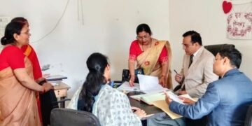 जजों ने की बाल गृह बालिका सोनभद्र का दौरा *-आवासित 43 बालिका में सोनभद्र की 19, मीरजापुर की 20, शाहजहांपुर की 01, भदोही की 03 एवं 01 नवजात शिशु है।