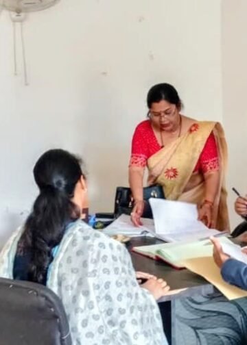 जजों ने की बाल गृह बालिका सोनभद्र का दौरा *-आवासित 43 बालिका में सोनभद्र की 19, मीरजापुर की 20, शाहजहांपुर की 01, भदोही की 03 एवं 01 नवजात शिशु है।