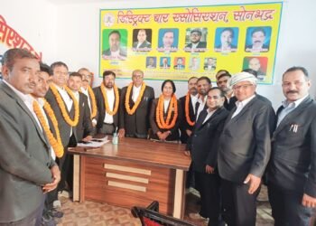 डिस्ट्रिक्ट बार एसोसिएशन सोनभद्र की प्रथम बैठक मे वादकारी भवन बनने का महत्वपूर्ण निर्णय लिया गया।।