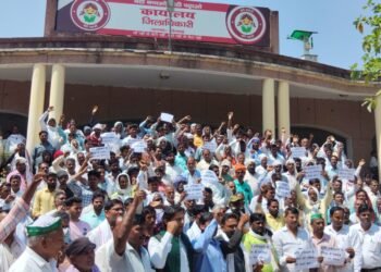 भूमि अधिग्रहण के खिलाफ किसान और ग्रामीण किए कलेक्ट्रेट का घेराव।