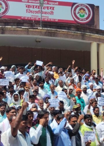 भूमि अधिग्रहण के खिलाफ किसान और ग्रामीण किए कलेक्ट्रेट का घेराव।