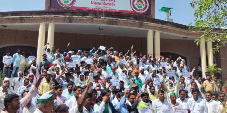 भूमि अधिग्रहण के खिलाफ किसान और ग्रामीण किए कलेक्ट्रेट का घेराव।