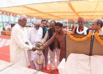 आल्हा सम्राट फौजदार सिंह के गायन से मंत्रमुग्ध हुए श्रोता।