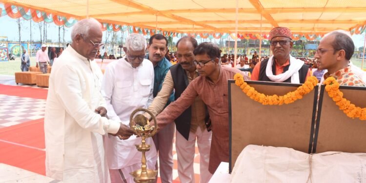 आल्हा सम्राट फौजदार सिंह के गायन से मंत्रमुग्ध हुए श्रोता।