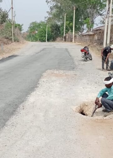 बीजपुर-बकरिहवा मार्ग पर धंसी पुलिया दे रही बड़े हादसे को दावत प्रशासन मौन।