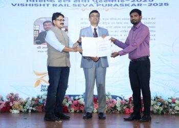 मण्डल यातायात प्रबंधक चोपन को उत्कृष्ट कार्य के लिए जीएम अवार्ड से किया गया सम्मानित।