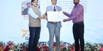 मण्डल यातायात प्रबंधक चोपन को उत्कृष्ट कार्य के लिए जीएम अवार्ड से किया गया सम्मानित।