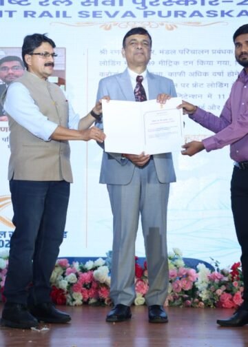 मण्डल यातायात प्रबंधक चोपन को उत्कृष्ट कार्य के लिए जीएम अवार्ड से किया गया सम्मानित।