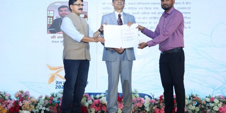 मण्डल यातायात प्रबंधक चोपन को उत्कृष्ट कार्य के लिए जीएम अवार्ड से किया गया सम्मानित।