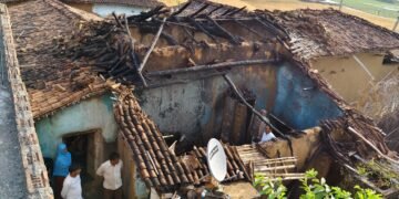 कच्चे मकान में लगी आग दमकल की टीम ने आग पर किया नियंत्रण।