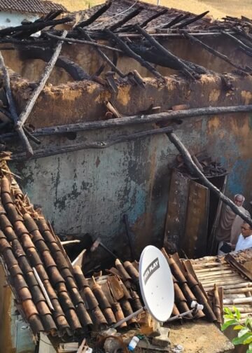 कच्चे मकान में लगी आग दमकल की टीम ने आग पर किया नियंत्रण।