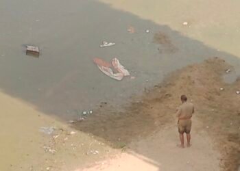 युवती ने सोन नदी पुल से लगाई छलांग, पुलिस ने त्वरित रेस्क्यू से बचाया।