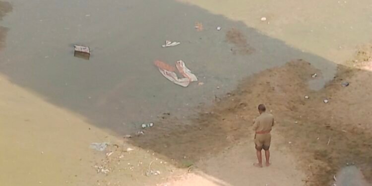 युवती ने सोन नदी पुल से लगाई छलांग, पुलिस ने त्वरित रेस्क्यू से बचाया।