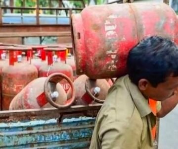 गैस सिलेंडर गोदाम के बाहर होम डिलवरी चार्ज के साथ वितरण कर रहे संचालक।