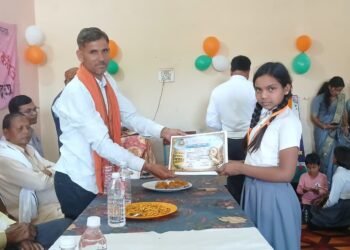 तालियों की गड़गड़ाहट के बीच निखरी प्रतिभाएं, महुली का आदर्श इंटर कॉलेज बना उत्सव का मंच।