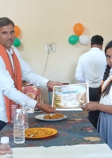 तालियों की गड़गड़ाहट के बीच निखरी प्रतिभाएं, महुली का आदर्श इंटर कॉलेज बना उत्सव का मंच।