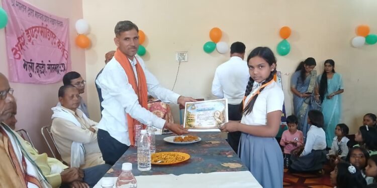 तालियों की गड़गड़ाहट के बीच निखरी प्रतिभाएं, महुली का आदर्श इंटर कॉलेज बना उत्सव का मंच।