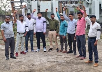 काली पट्टी बांध सड़कों पर उतरे बिजलीकर्मी, 12 सूत्रीय मांगों को लेकर उग्र आंदोलन का ऐलान ।।