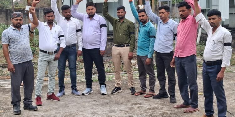 काली पट्टी बांध सड़कों पर उतरे बिजलीकर्मी, 12 सूत्रीय मांगों को लेकर उग्र आंदोलन का ऐलान ।।