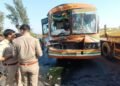 सोनभद्र के मधुपुर में रोडवेज बस और ट्रक के टक्कर में दर्जनों घायल।