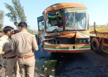 सोनभद्र के मधुपुर में रोडवेज बस और ट्रक के टक्कर में दर्जनों घायल।