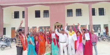 आदिवासियों ने ओबरा तहसील के समक्ष किया प्रदर्शन।