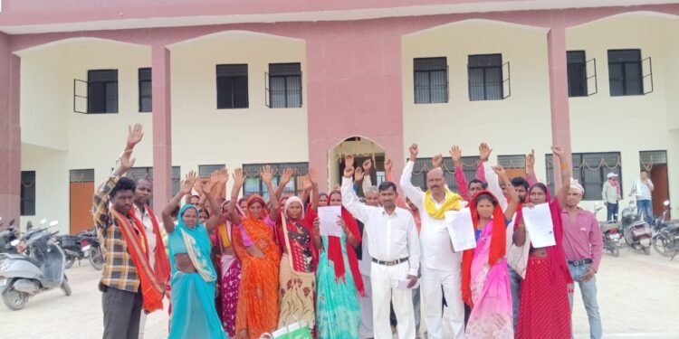 आदिवासियों ने ओबरा तहसील के समक्ष किया प्रदर्शन।