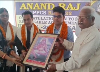 पीसीएस आनंद राज सिंह का माता-पिता के साथ हुआ भव्य स्वागत।