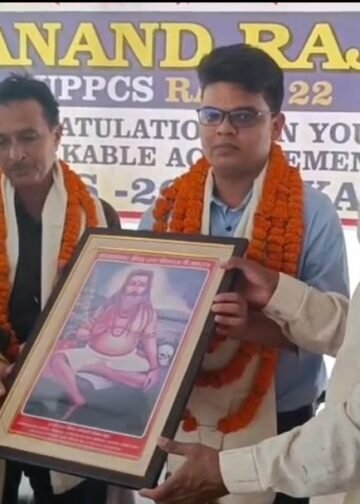 पीसीएस आनंद राज सिंह का माता-पिता के साथ हुआ भव्य स्वागत।