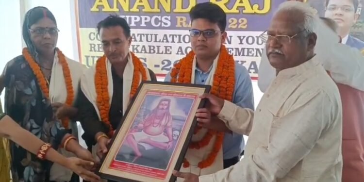 पीसीएस आनंद राज सिंह का माता-पिता के साथ हुआ भव्य स्वागत।