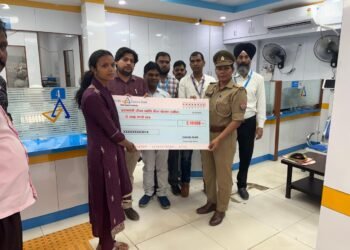 केनरा बैंक प्रबन्धक आरिफ अब्बास के द्वारा मृतक आश्रित के परिवार को दो लाख का चेक दिया गया।