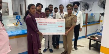 केनरा बैंक प्रबन्धक आरिफ अब्बास के द्वारा मृतक आश्रित के परिवार को दो लाख का चेक दिया गया।