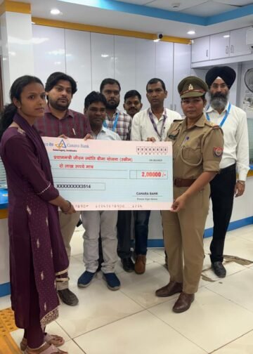 केनरा बैंक प्रबन्धक आरिफ अब्बास के द्वारा मृतक आश्रित के परिवार को दो लाख का चेक दिया गया।
