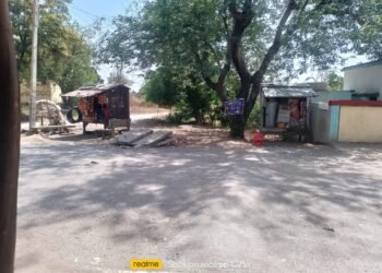 विद्यालय की जमीन पर अवैध गुमटी से बढ़ा विवाद, कार्रवाई की मांग ।।